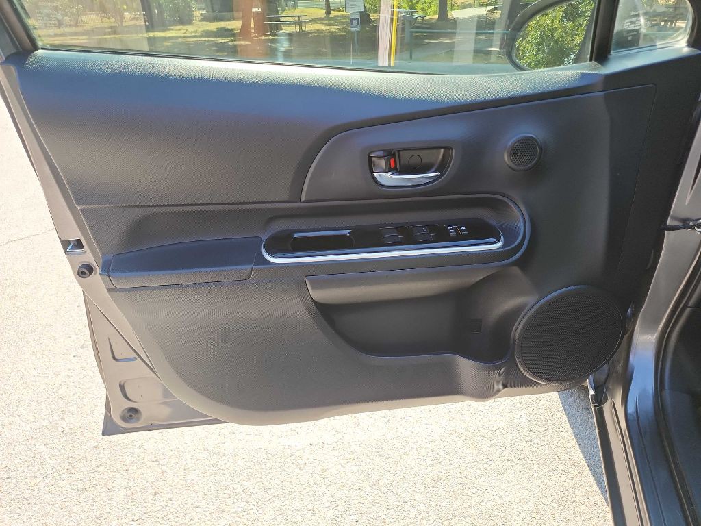 2016 Toyota Prius Image 12