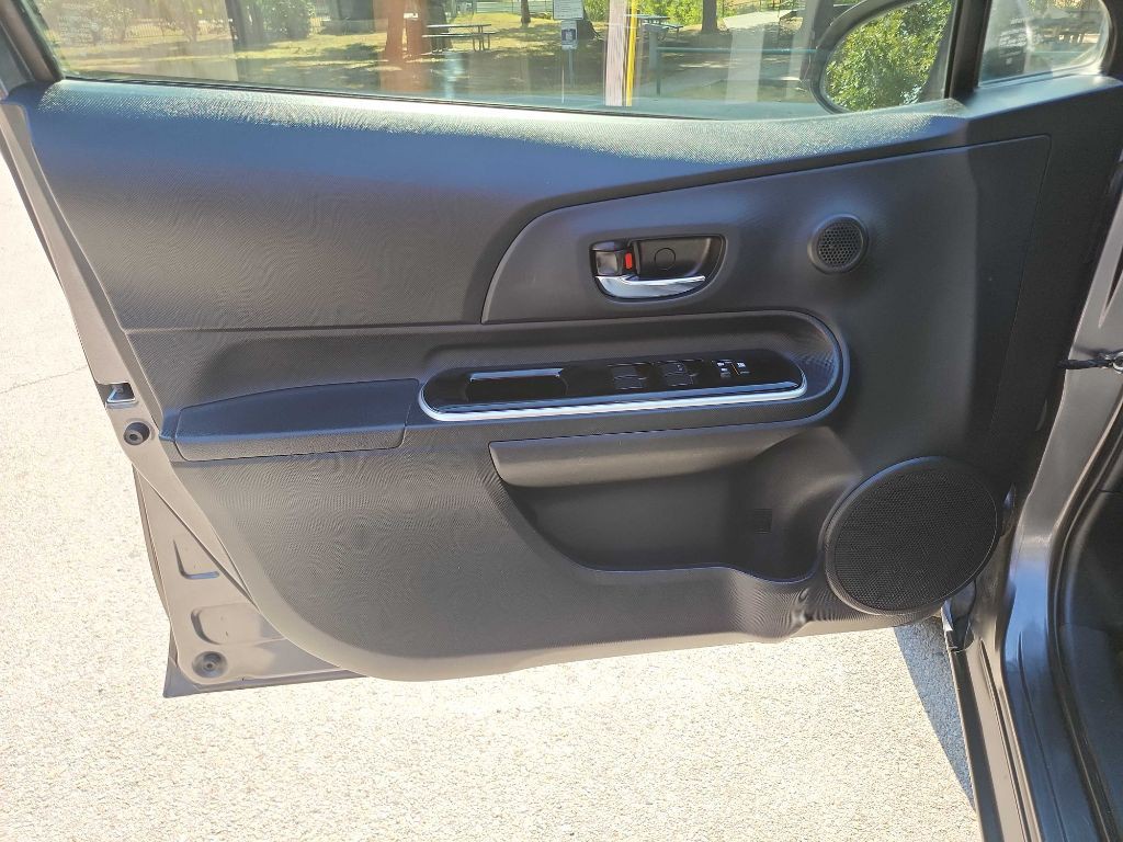 2016 Toyota Prius Image 38