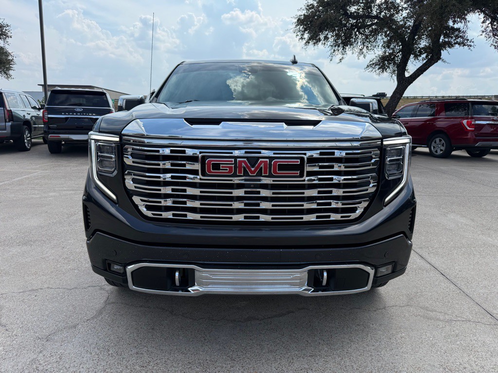 2023 GMC Sierra Image 2