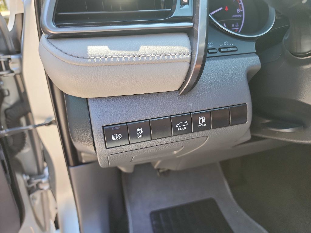 2020 Toyota Camry Image 19