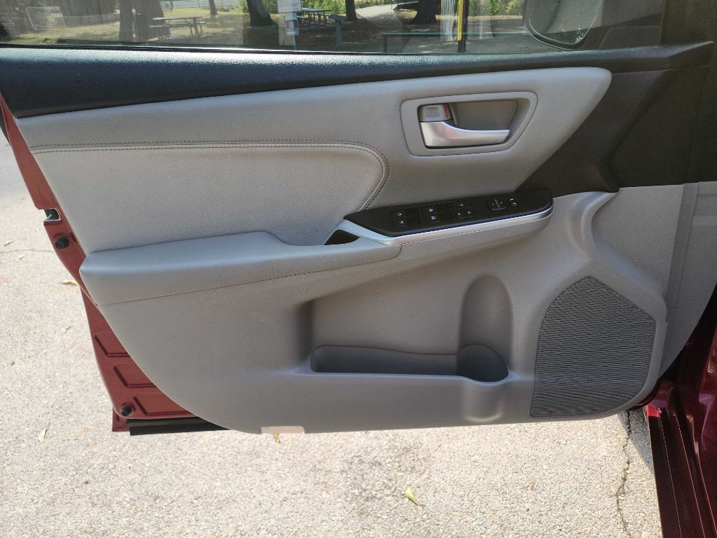 2016 Toyota Camry Image 13