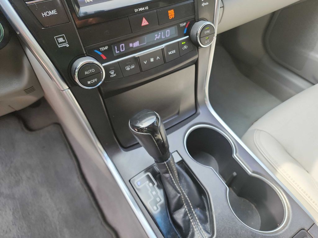 2016 Toyota Camry Image 21