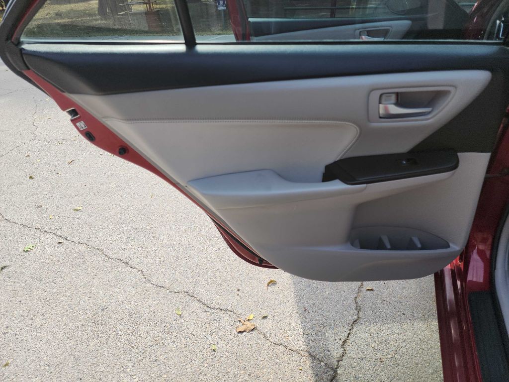 2016 Toyota Camry Image 23