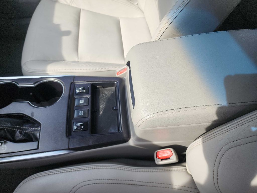 2016 Toyota Camry Image 24