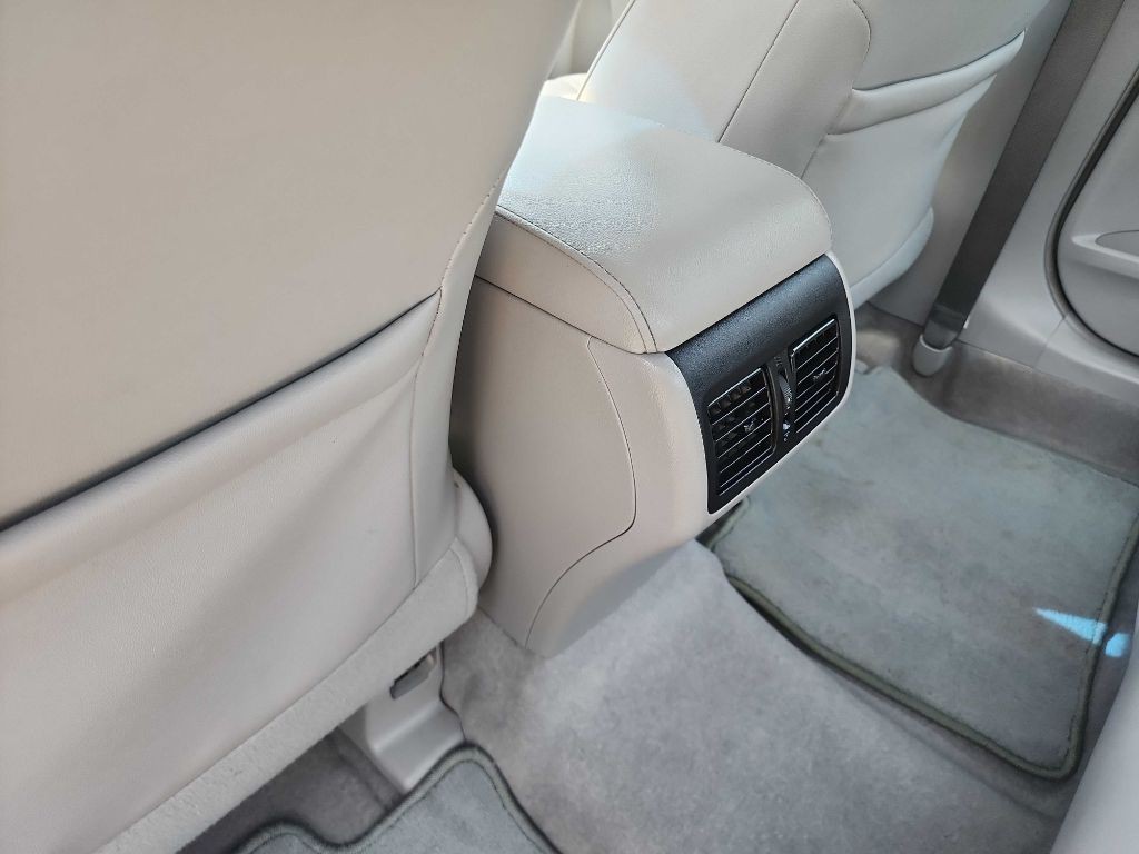 2016 Toyota Camry Image 25