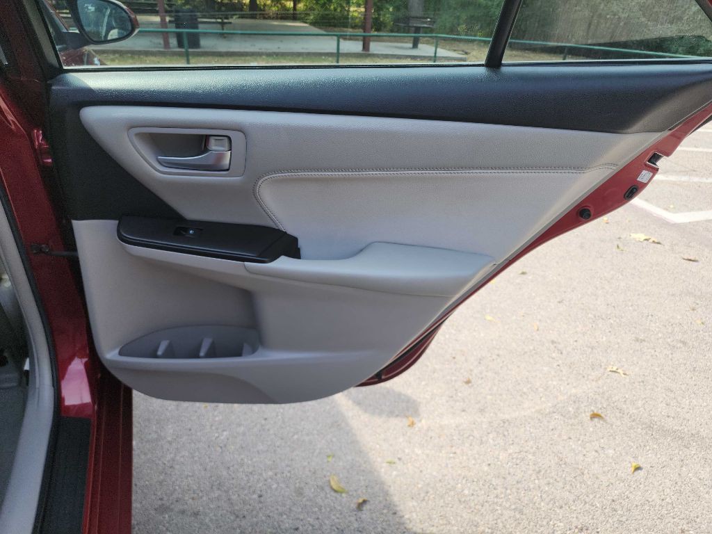 2016 Toyota Camry Image 26