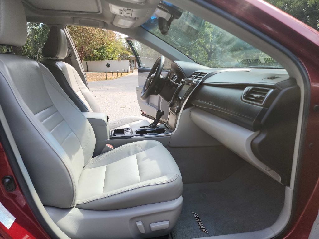 2016 Toyota Camry Image 32