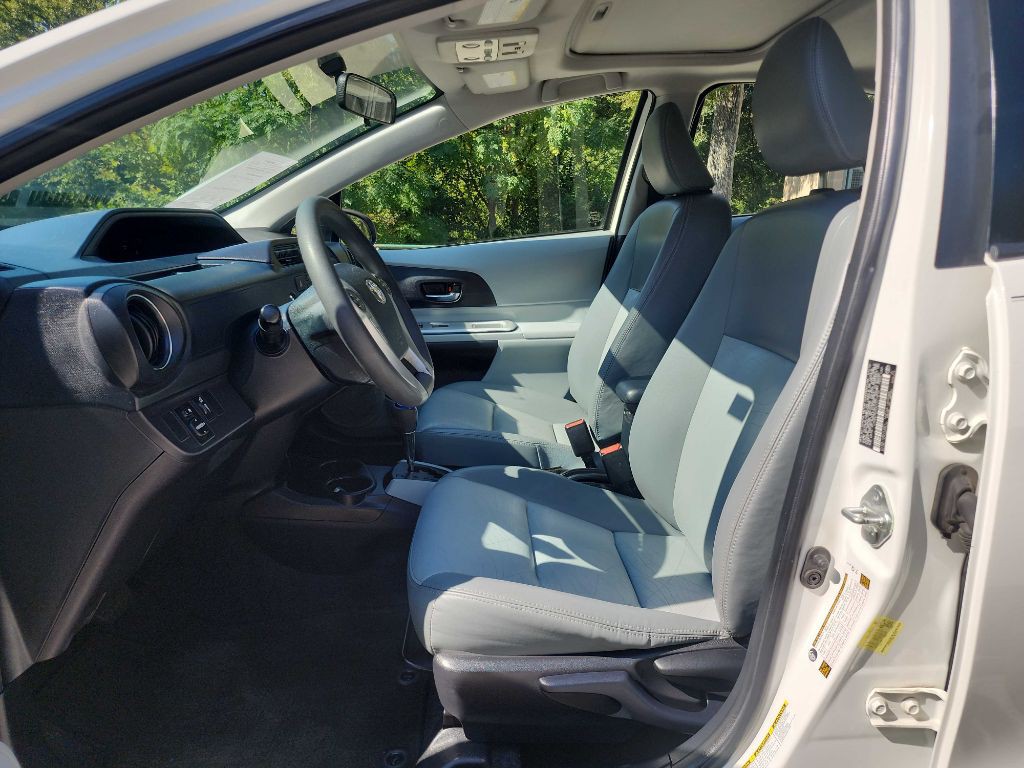 2012 Toyota Prius Image 16