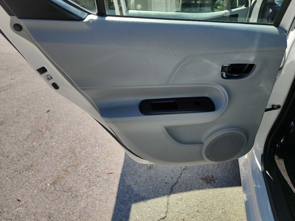 2012 Toyota Prius Image 25