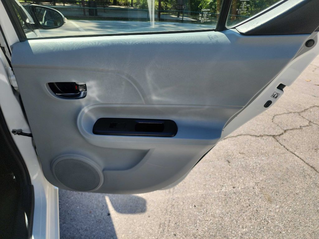 2012 Toyota Prius Image 28