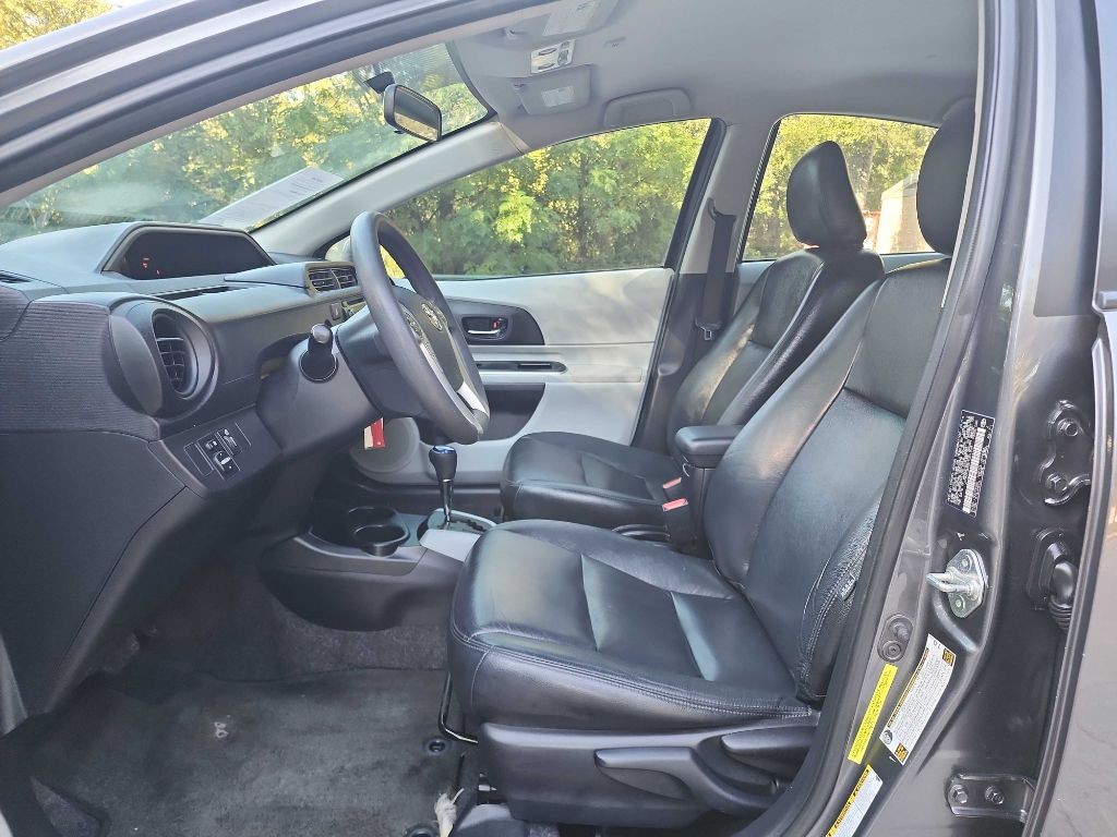 2014 Toyota Prius Image 12