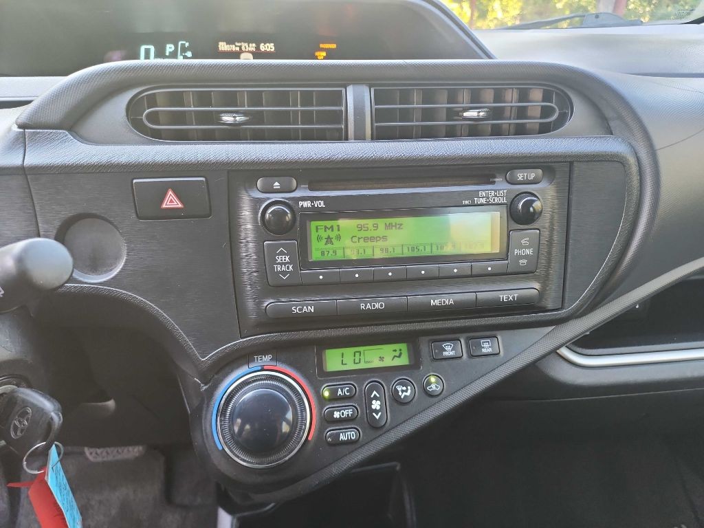 2014 Toyota Prius Image 14
