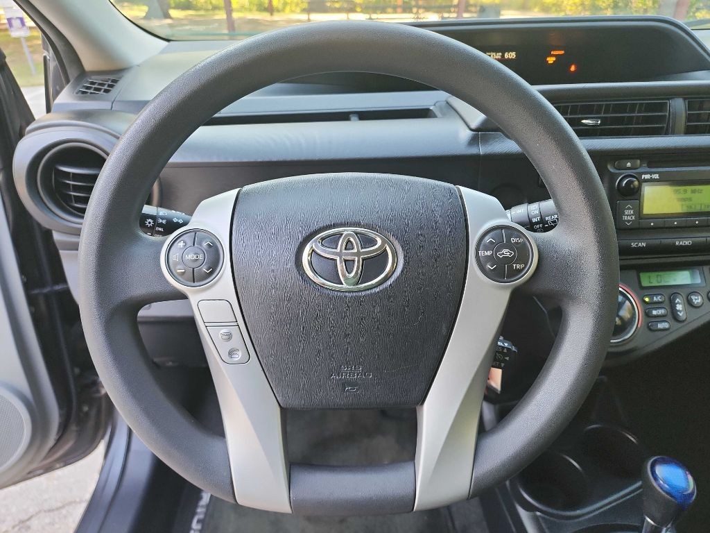 2014 Toyota Prius Image 15