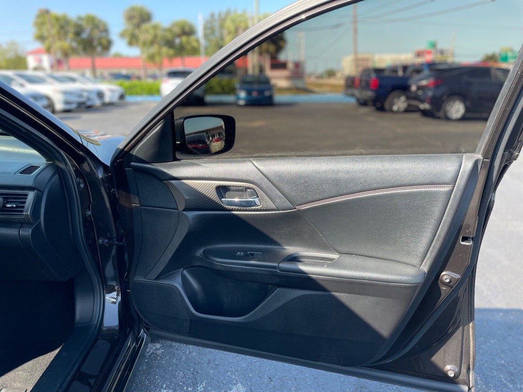 2017 Honda Accord Image 15
