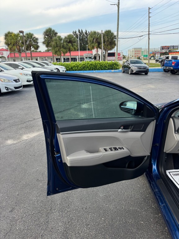 2019 Hyundai Elantra Image 12