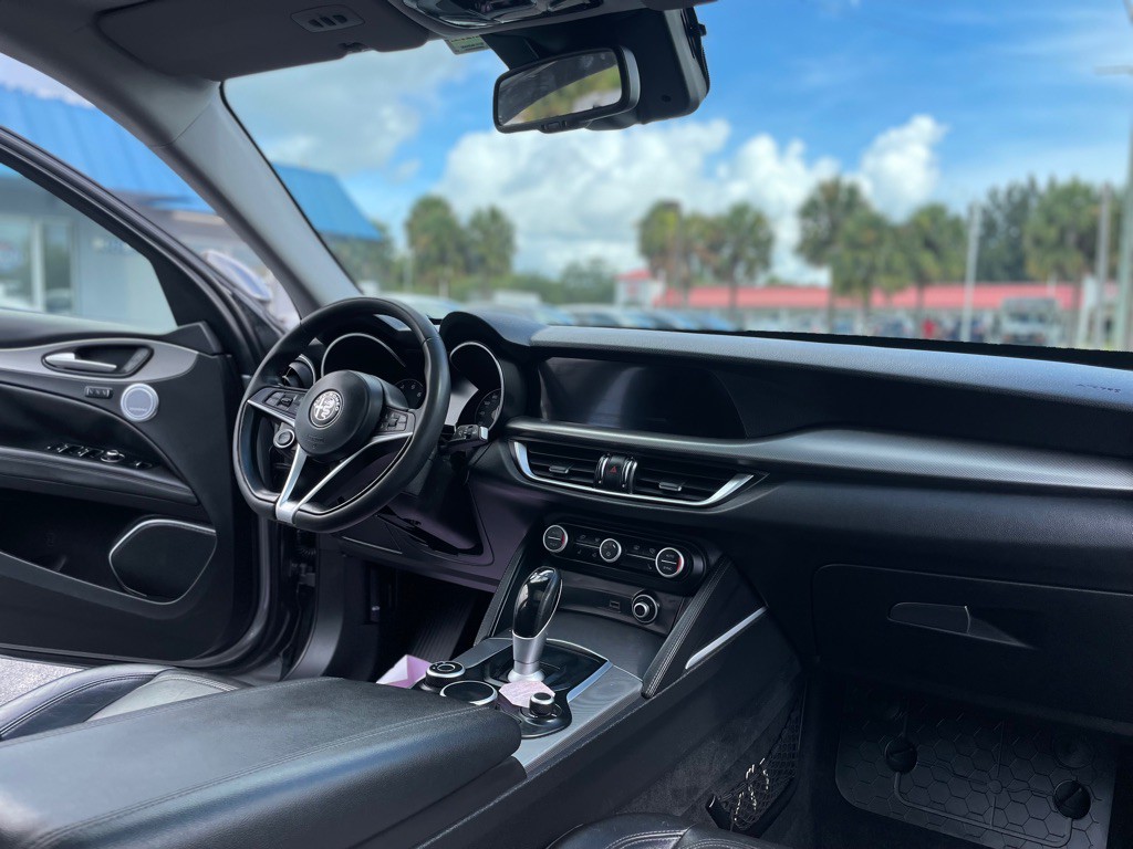 2018 Alfa Romeo Stelvio Image 17