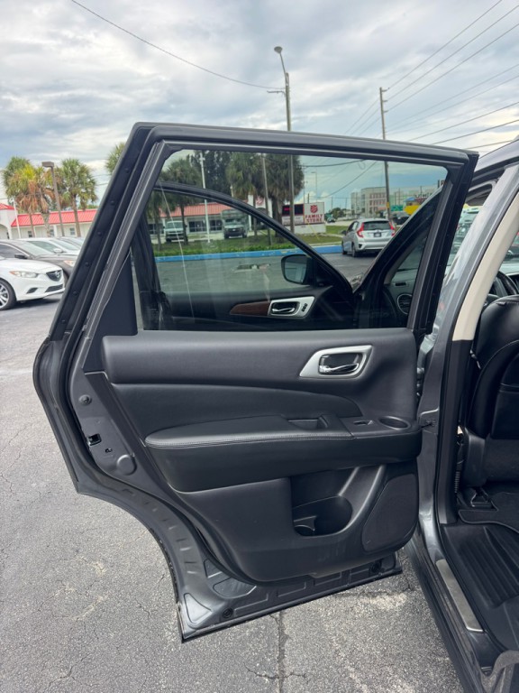 2018 Nissan Pathfinder Image 16