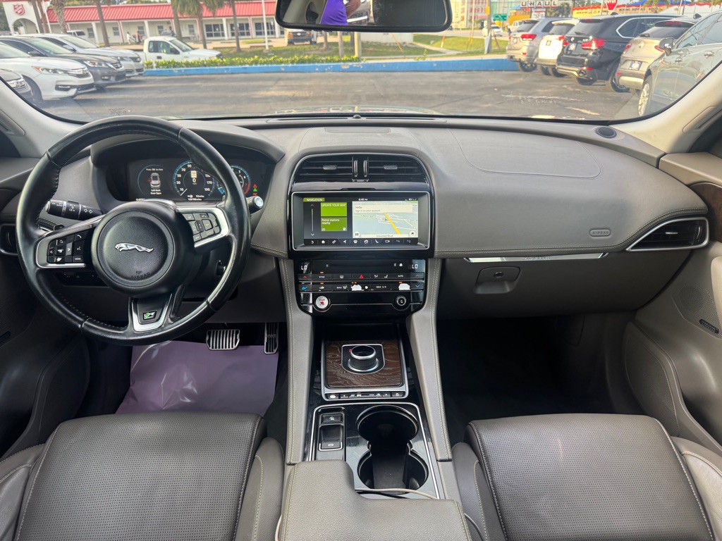 2017 Jaguar F-PACE Image 8
