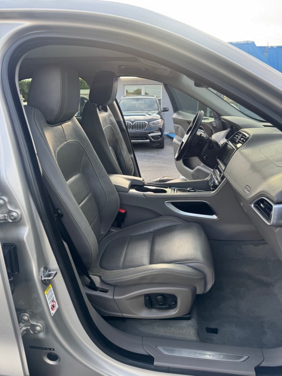 2017 Jaguar F-PACE Image 10