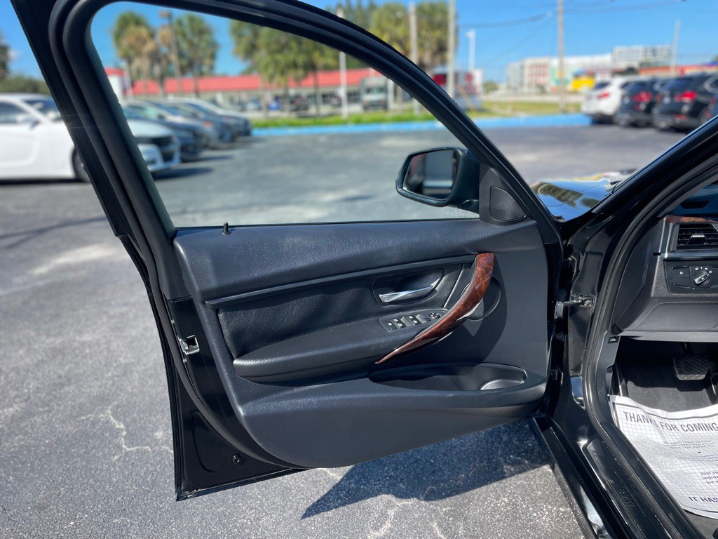 2014 BMW 3 Series Image 9