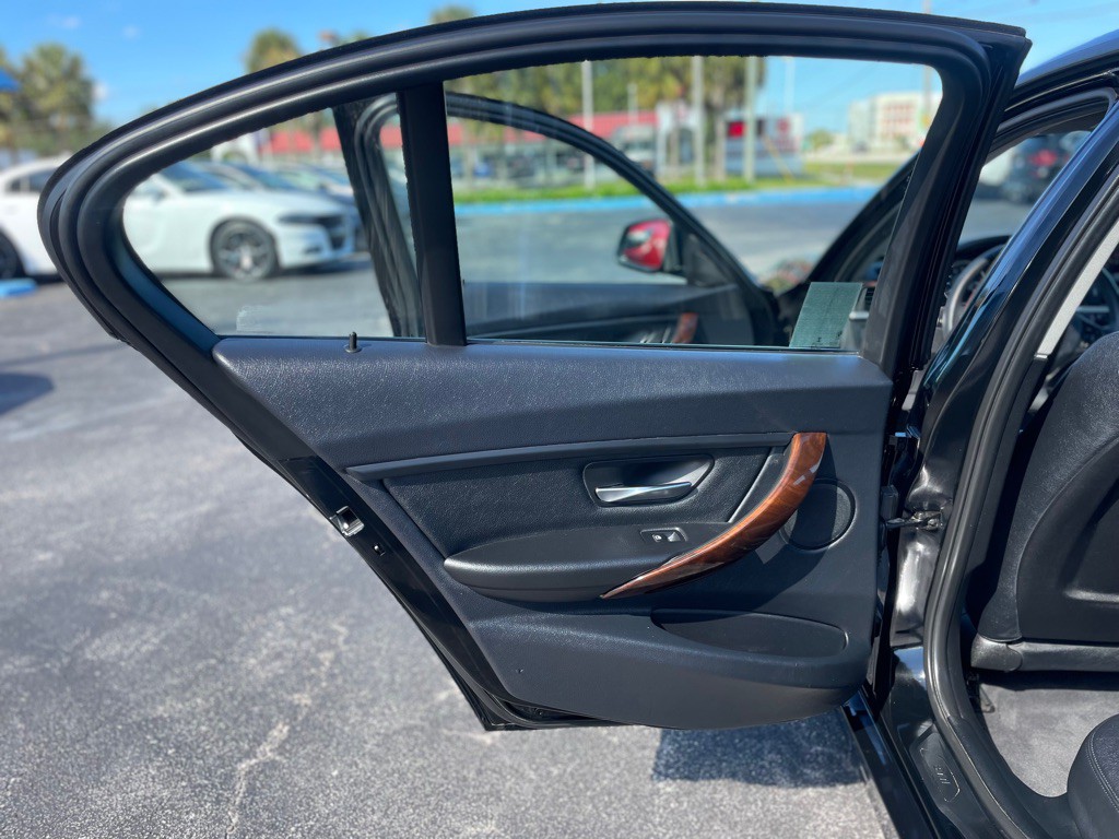 2014 BMW 3 Series Image 11