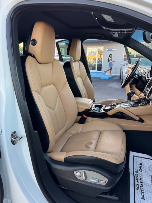 2016 Porsche Cayenne Image 12