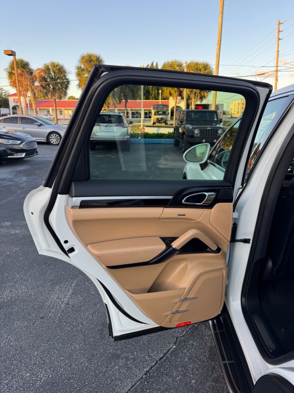 2016 Porsche Cayenne Image 16