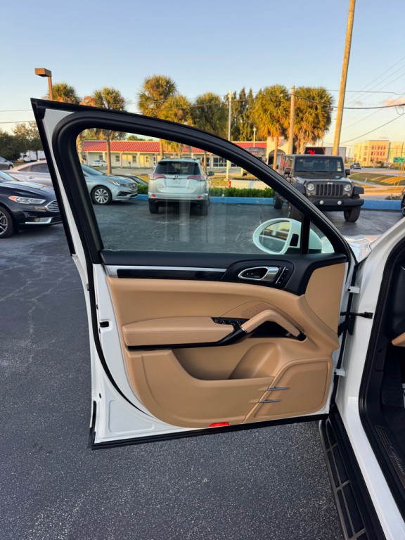 2016 Porsche Cayenne Image 17