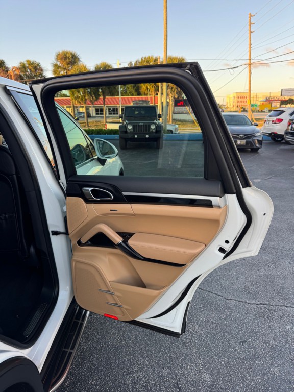 2016 Porsche Cayenne Image 18