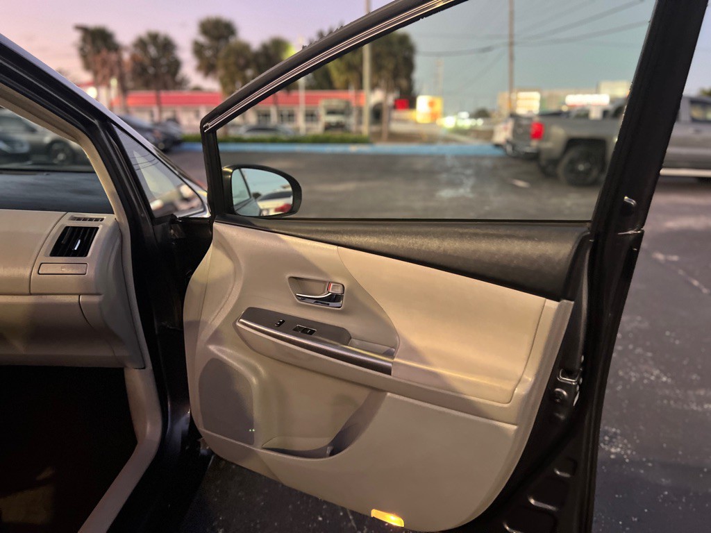 2015 Toyota Prius Image 12