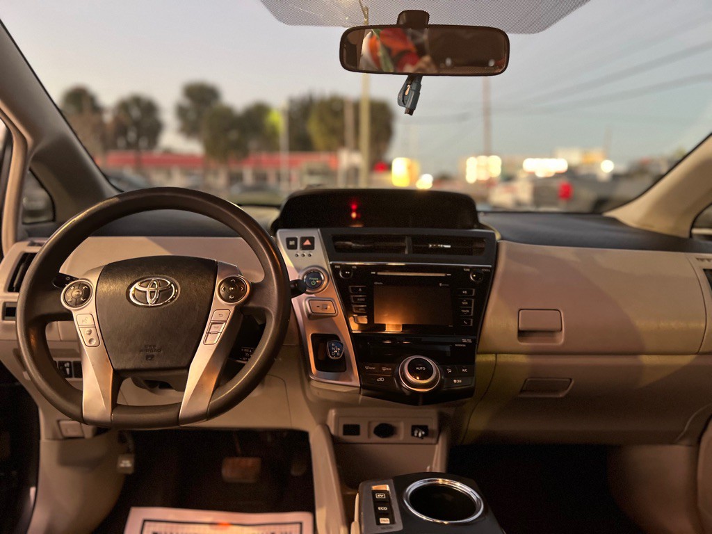 2015 Toyota Prius Image 14