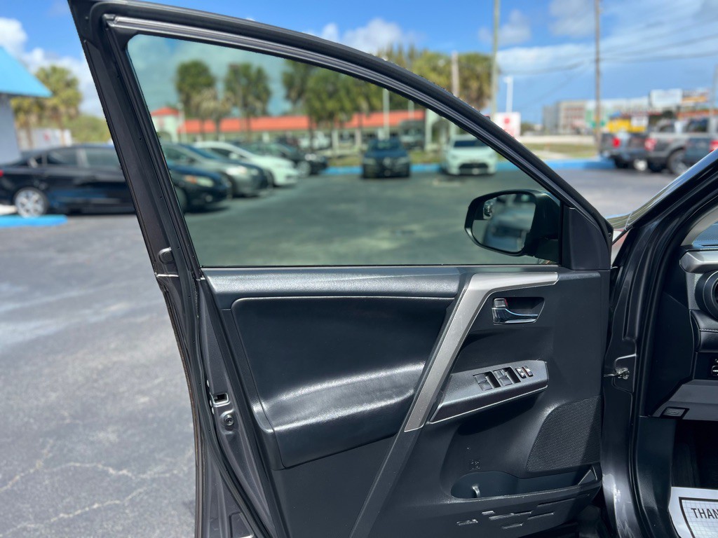 2017 Toyota Rav4 Image 9