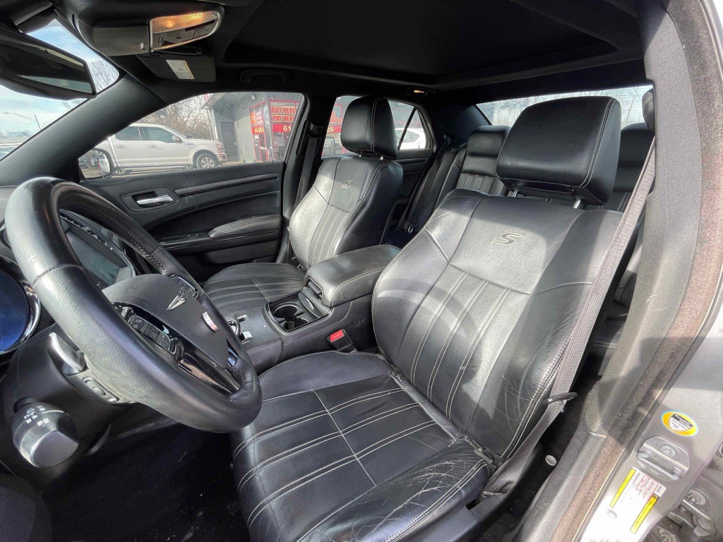 2014 Chrysler 300 Image 8