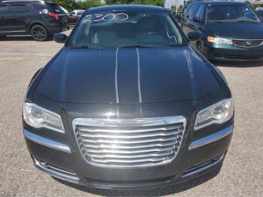 2013 Chrysler 300 Image 1