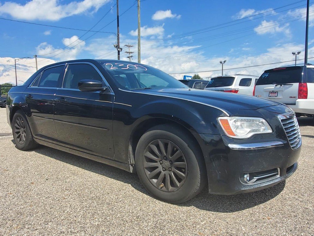 2013 Chrysler 300 Image 2