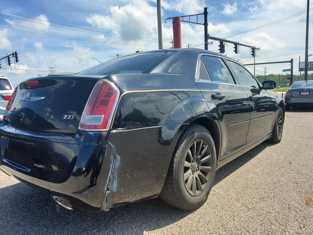 2013 Chrysler 300 Image 5