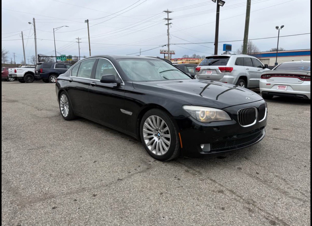 2012 BMW 7 Series Image 2