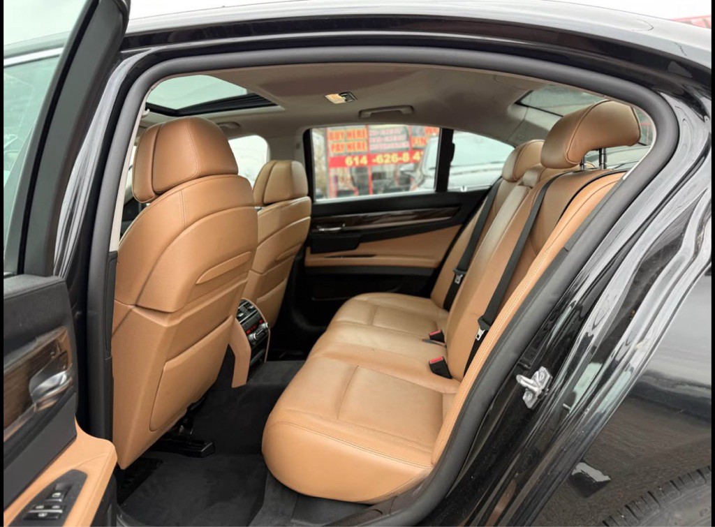 2012 BMW 7 Series Image 9