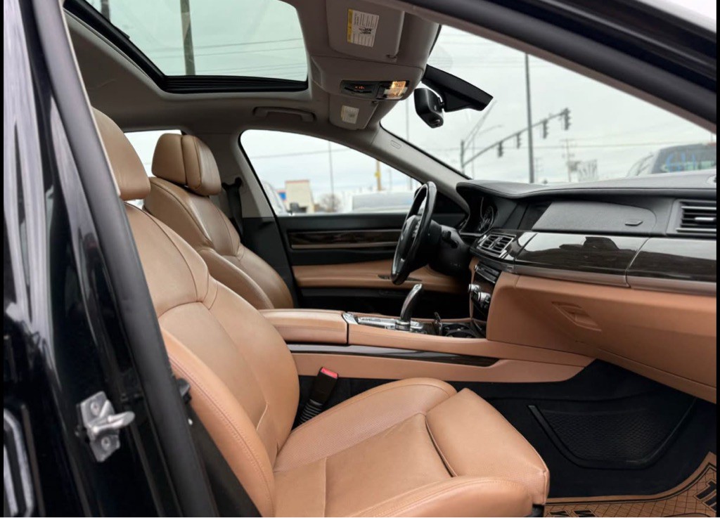 2012 BMW 7 Series Image 11