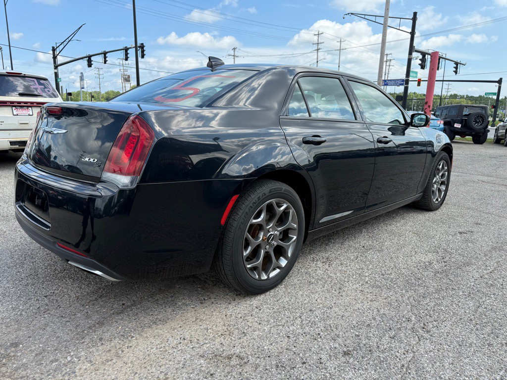 2015 Chrysler 300 Image 4
