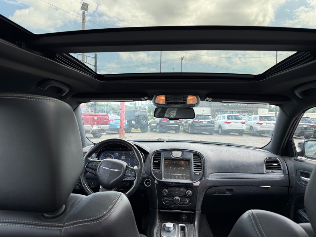 2015 Chrysler 300 Image 7