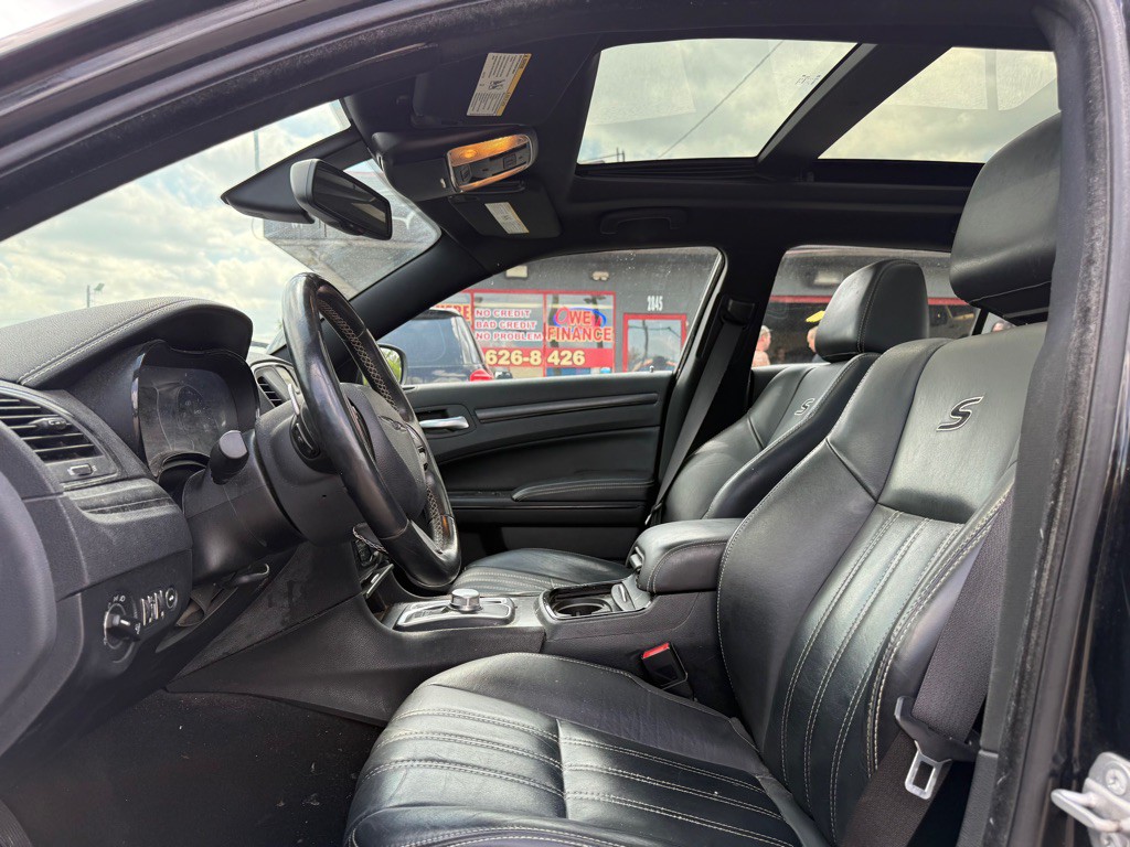 2015 Chrysler 300 Image 8