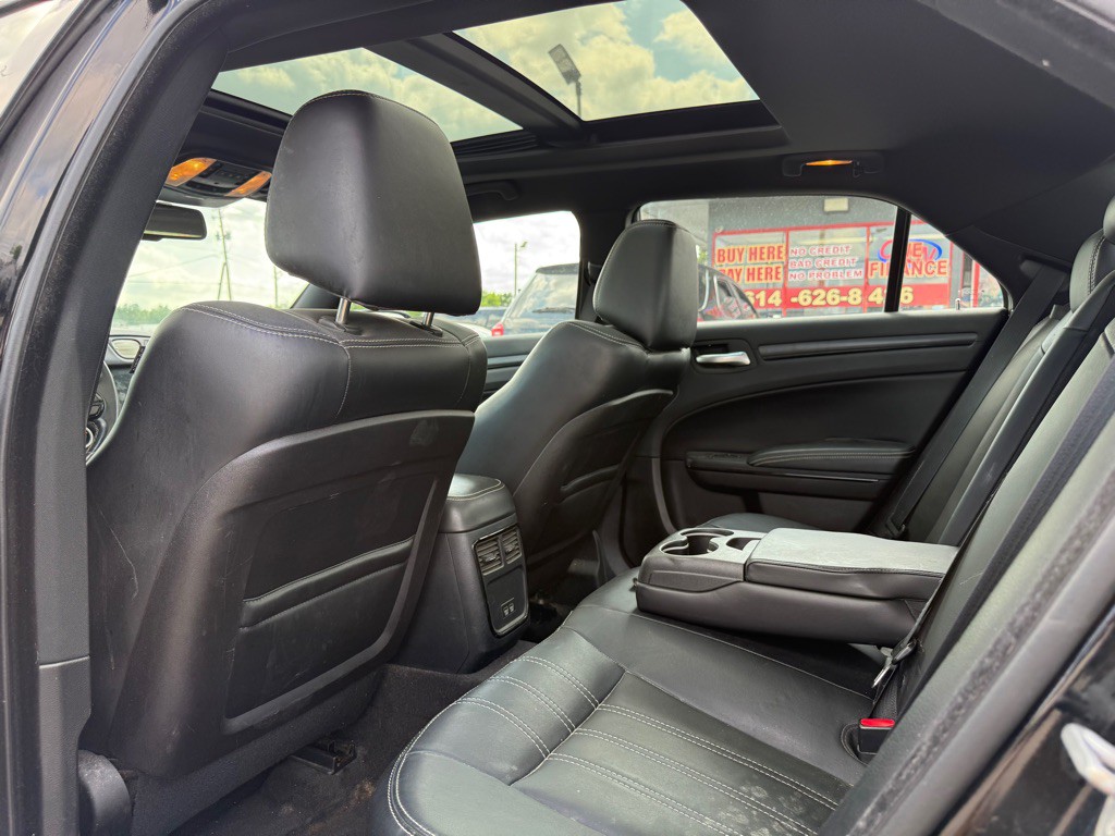 2015 Chrysler 300 Image 9