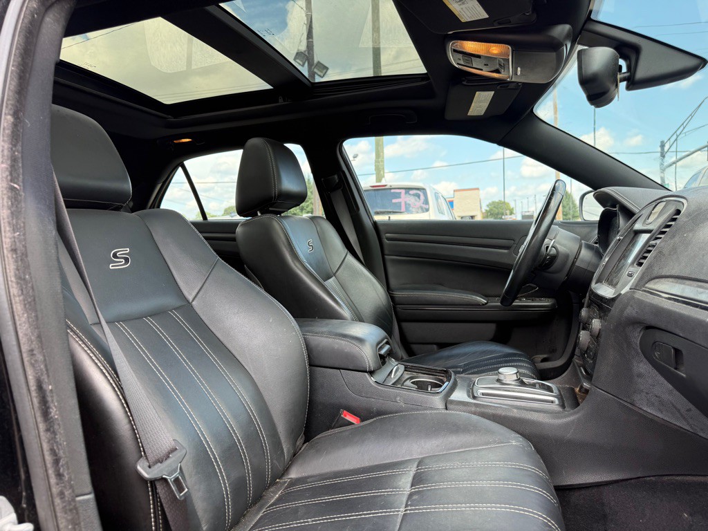 2015 Chrysler 300 Image 10