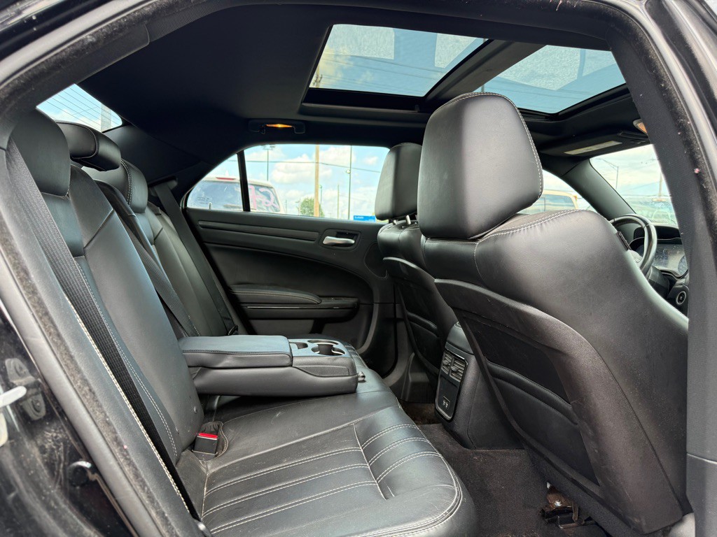 2015 Chrysler 300 Image 11