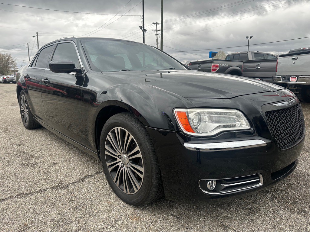 2013 Chrysler 300 Image 2