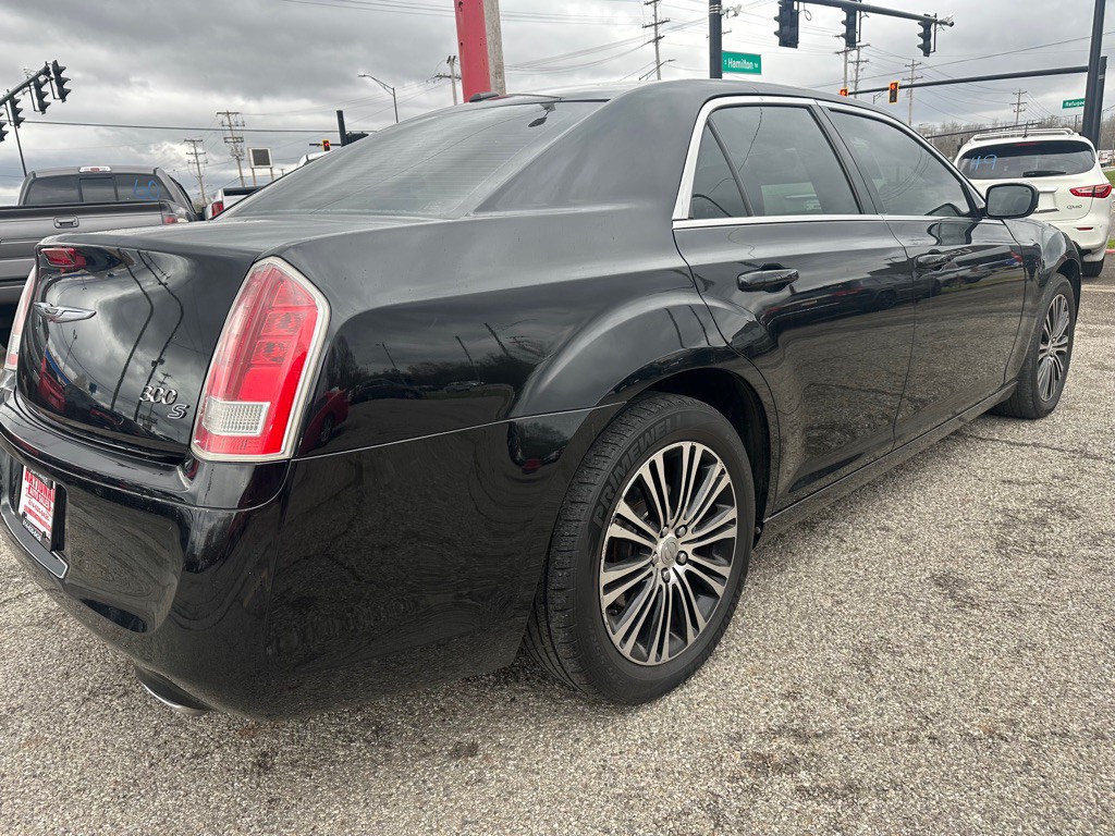 2013 Chrysler 300 Image 3