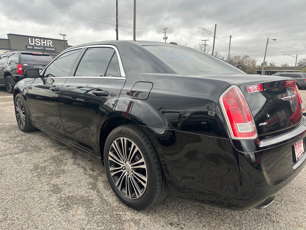 2013 Chrysler 300 Image 4
