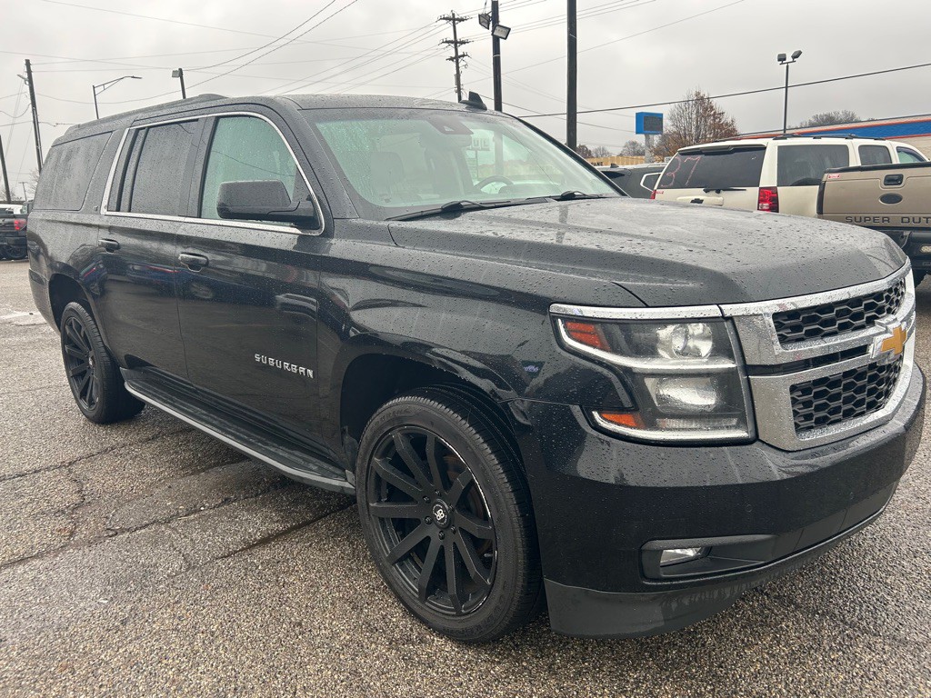 2016 Chevrolet Suburban Image 2