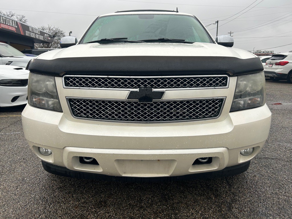 2010 Chevrolet Suburban Image 3